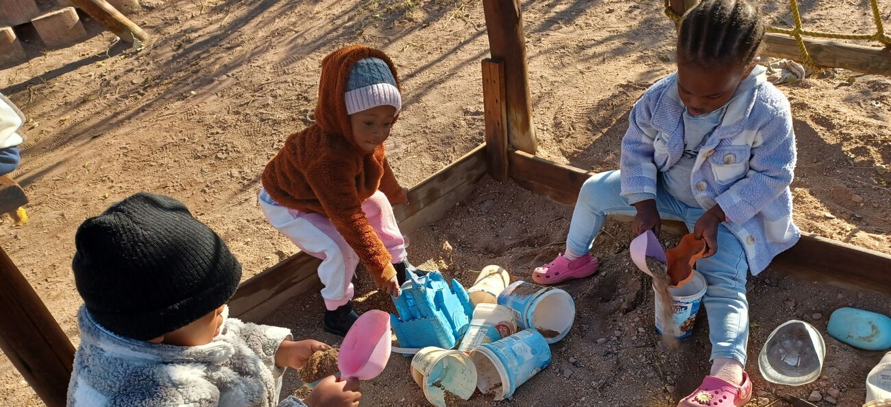 Kinder spielen im Sandkasten