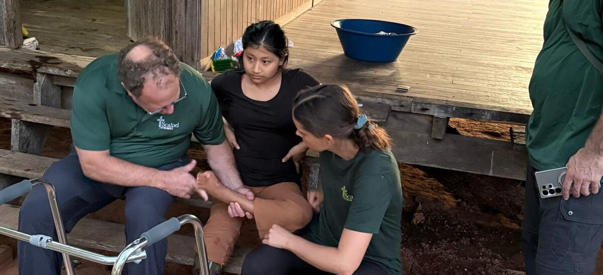 Physiotherapeuten behandeln ein  Mädchen am Fuß