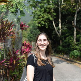 Portrait Daniela Weber mit Wald im Hintergrund
