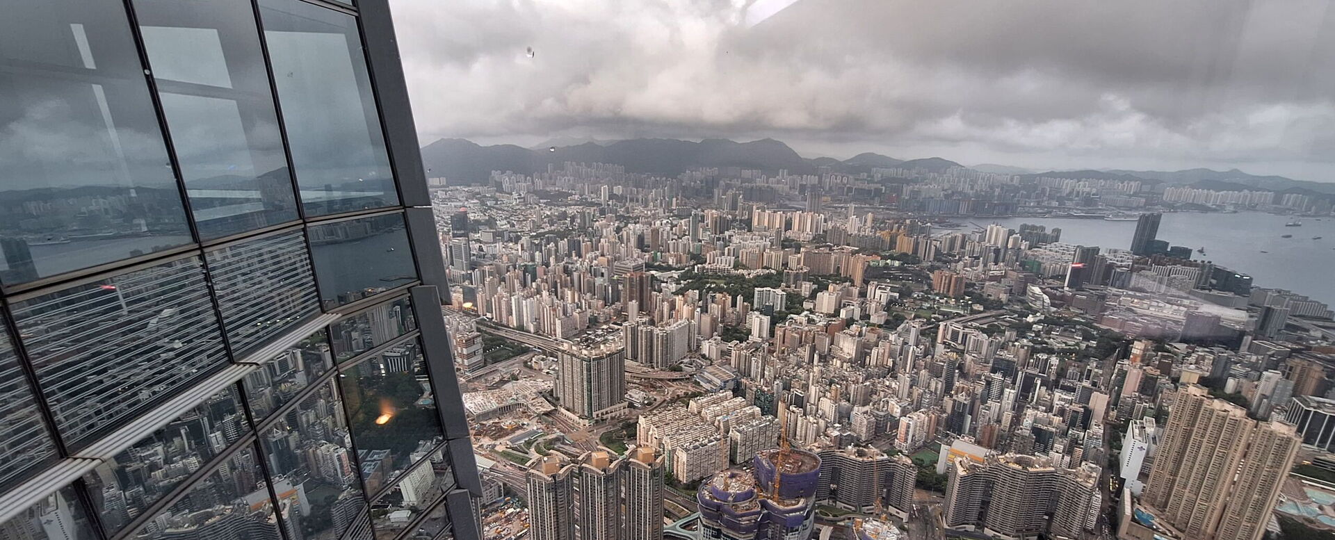 Skyline von Hongkong aus der Sicht eines Hochhauses