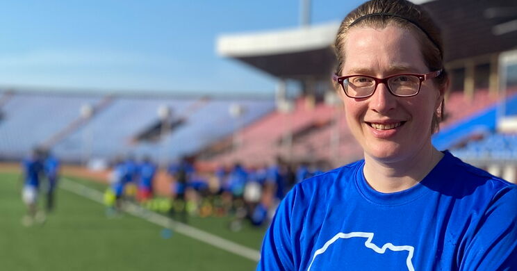 Portraitfoto Rahel im Trikot ein einem Stadion
