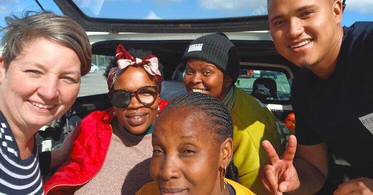 Gruppenbild vor einem Autokofferraum