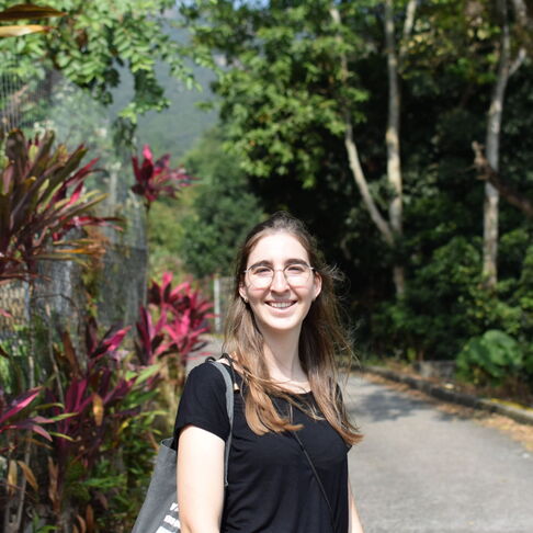 Portrait Daniela Weber mit Wald im Hintergrund