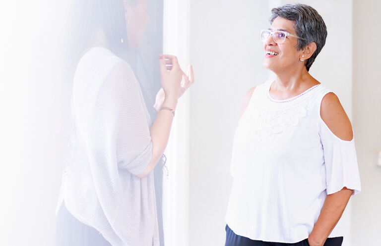 Beratungsgespräch zwischen zwei Mitarbeiterinnen in einem offenen Büro