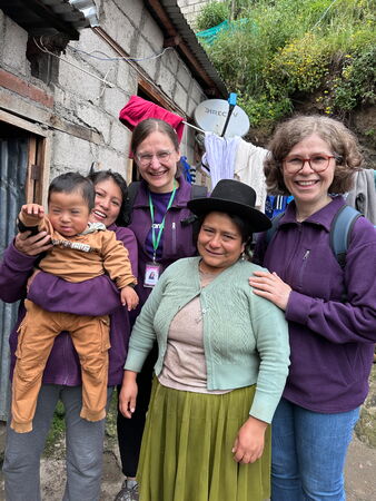 Gruppenbild mit 4 Frauen und einem Kind in einem Dorf