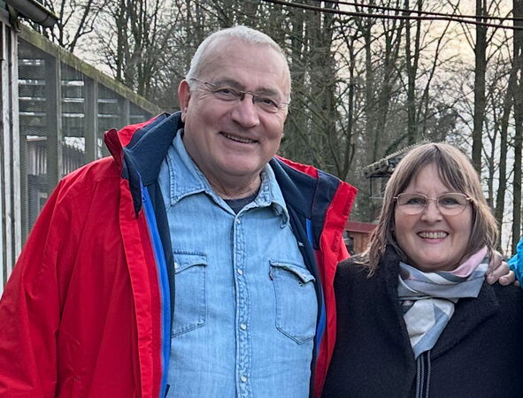 Pedro und Dorle in die Kamera lächelnd