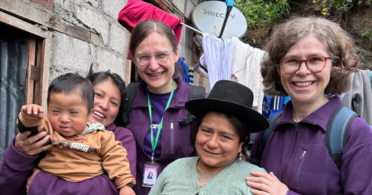 Gruppenbild mit 4 Frauen und einem Kind in einem Dorf