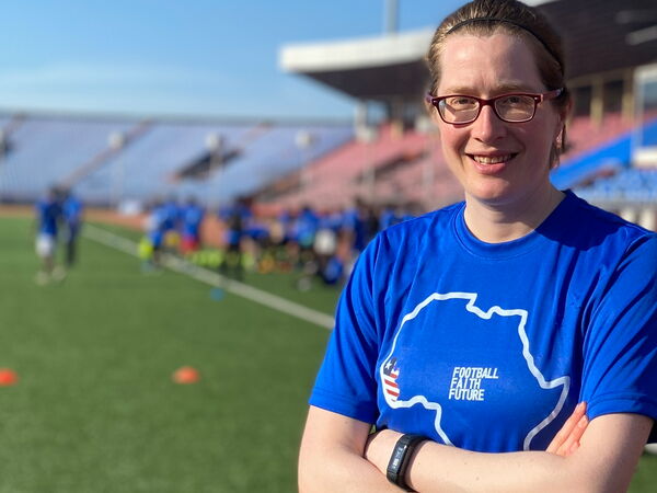 Portraitfoto Rahel im Trikot ein einem Stadion