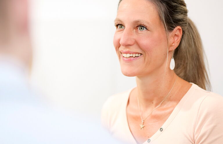 Lächelnde Frau im Gespräch